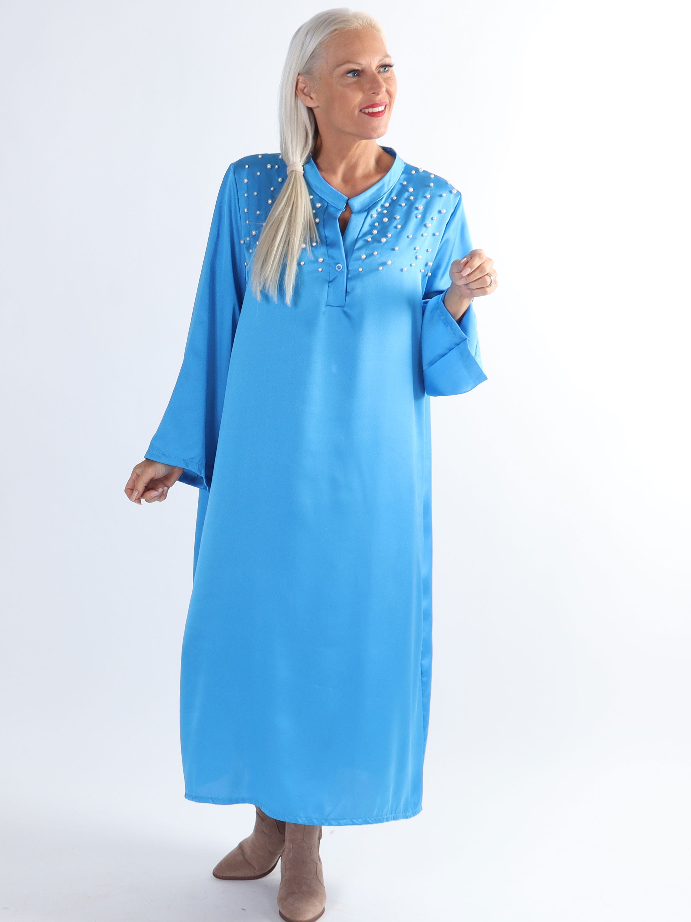 Emilia - Plus size kjole i silkelook med hvide perler